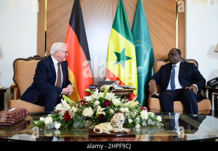 Dakar, Senegal. 21st. Februar 2022. Bundespräsident Frank-Walter Steinmeier (l.) und der senegalesische Präsident Macky Sall treffen sich im Präsidentenpalast zu Gesprächen. Präsident Steinmeier ist zu einem dreitägigen Besuch in der Westafrikanischen Republik Senegal. Quelle: Bernd von Jutrczenka/dpa/Alamy Live News Stockfoto