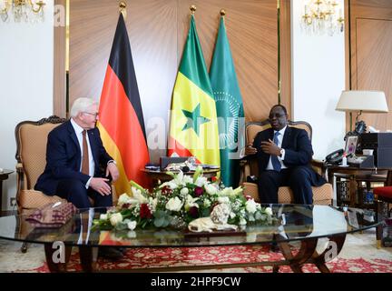 Dakar, Senegal. 21st. Februar 2022. Bundespräsident Frank-Walter Steinmeier (l.) und der senegalesische Präsident Macky Sall treffen sich im Präsidentenpalast zu Gesprächen. Präsident Steinmeier ist zu einem dreitägigen Besuch in der Westafrikanischen Republik Senegal. Quelle: Bernd von Jutrczenka/dpa/Alamy Live News Stockfoto