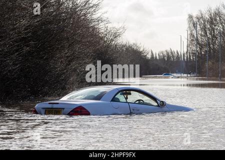 Allerton Bywater, Großbritannien. 21st. Februar 2022. Ein Auto wird auf der Barnsdale Road, Castleford, verlassen, nachdem der Fluss Aire seine Ufer sprengt und die Gegend in Allerton Bywater, Großbritannien am 2/21/2022 überflutet hat. (Foto von James Heaton/News Images/Sipa USA) Quelle: SIPA USA/Alamy Live News Stockfoto