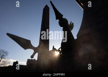 Edinburgh, Großbritannien, 21st. Februar 2022. Am 2022. Tag von PresidentsÕ (21st. Februar) wurden Kränze am Fuße der kürzlich restaurierten Abraham Lincoln-Statue und des Kriegsdenkmals auf dem Friedhof des Old Calton-Friedhofs gelegt. Die neue jährliche Tradition wurde von der White House Historical Association initiiert, einer überparteilichen, gemeinnützigen Organisation, die sich der Erhaltung, dem Schutz und dem Zugang zur Geschichte des Weißen Hauses widmet. In Edinburgh, Schottland, 21. Februar 2022. Foto: Jeremy Sutton-Hibbert/Alamy Live News. Der US-Generalkonsul Jack Hillmeyer legte im Namen des Vereins und des US-amerikanischen Staates einen Kranz nieder Stockfoto