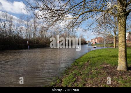 Allerton Bywater, Großbritannien. 21st. Februar 2022. Die Stadt Allerton Bywater wird an einigen Stellen überflutet, da der Fluss am 2/21/2022 nach widrigen Wetterbedingungen am Wochenende in Allerton Bywater, Großbritannien, in seine Ufer geplatzt ist. (Foto von James Heaton/News Images/Sipa USA) Quelle: SIPA USA/Alamy Live News Stockfoto