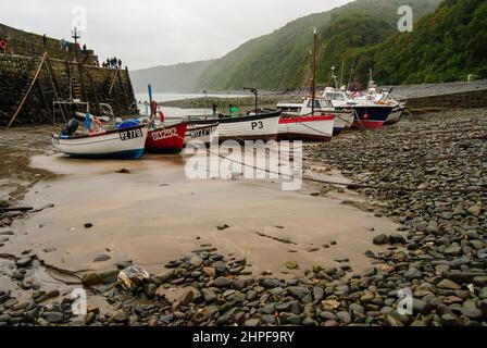 Boote an der Küste bei Ebbe im Hafen von Clovelly, Devon Stockfoto