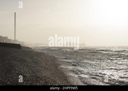 Brighton & Hove, East Sussex. 21st. Februar 2022. Wetter in Großbritannien. Sturm Franklin, der dritte benannte Sturm in einer Woche, bringt starke Winde an die Südküste, hier bei Ebbe abgebildet. Das Met Office hat eine gelbe Warnung wegen starker Winde ausgegeben. Stockfoto