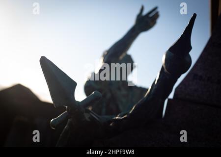 Edinburgh, Großbritannien, 21st. Februar 2022. Am 2022. Tag von PresidentsÕ (21st. Februar) wurden Kränze am Fuße der kürzlich restaurierten Abraham Lincoln-Statue und des Kriegsdenkmals auf dem Friedhof des Old Calton-Friedhofs gelegt. Die neue jährliche Tradition wurde von der White House Historical Association initiiert, einer überparteilichen, gemeinnützigen Organisation, die sich der Erhaltung, dem Schutz und dem Zugang zur Geschichte des Weißen Hauses widmet. In Edinburgh, Schottland, 21. Februar 2022. Foto: Jeremy Sutton-Hibbert/Alamy Live News. Der US-Generalkonsul Jack Hillmeyer legte im Namen des Vereins und des US-amerikanischen Staates einen Kranz nieder Stockfoto