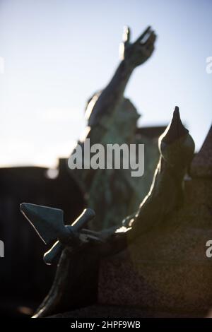 Edinburgh, Großbritannien, 21st. Februar 2022. Am 2022. Tag von PresidentsÕ (21st. Februar) wurden Kränze am Fuße der kürzlich restaurierten Abraham Lincoln-Statue und des Kriegsdenkmals auf dem Friedhof des Old Calton-Friedhofs gelegt. Die neue jährliche Tradition wurde von der White House Historical Association initiiert, einer überparteilichen, gemeinnützigen Organisation, die sich der Erhaltung, dem Schutz und dem Zugang zur Geschichte des Weißen Hauses widmet. In Edinburgh, Schottland, 21. Februar 2022. Foto: Jeremy Sutton-Hibbert/Alamy Live News. Der US-Generalkonsul Jack Hillmeyer legte im Namen des Vereins und des US-amerikanischen Staates einen Kranz nieder Stockfoto