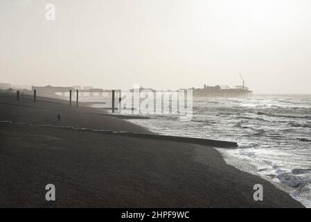 Brighton & Hove, East Sussex. 21st. Februar 2022. Wetter in Großbritannien. Sturm Franklin, der dritte benannte Sturm in einer Woche, bringt starke Winde an die Südküste, hier bei Ebbe abgebildet. Das Met Office hat eine gelbe Warnung wegen starker Winde ausgegeben. Stockfoto