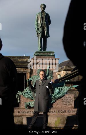 Edinburgh, Großbritannien, 21st. Februar 2022. Am 2022. Tag von PresidentsÕ (21st. Februar) wurden Kränze am Fuße der kürzlich restaurierten Abraham Lincoln-Statue und des Kriegsdenkmals auf dem Friedhof des Old Calton-Friedhofs gelegt. Die neue jährliche Tradition wurde von der White House Historical Association initiiert, einer überparteilichen, gemeinnützigen Organisation, die sich der Erhaltung, dem Schutz und dem Zugang zur Geschichte des Weißen Hauses widmet. In Edinburgh, Schottland, 21. Februar 2022. Foto: Jeremy Sutton-Hibbert/Alamy Live News. Der US-Generalkonsul Jack Hillmeyer (im Bild) legte im Namen des Vereins und einen Kranz nieder Stockfoto