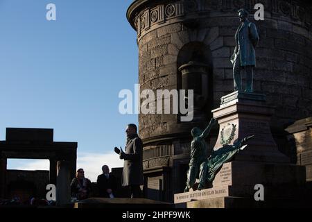 Edinburgh, Großbritannien, 21st. Februar 2022. Am 2022. Tag von PresidentsÕ (21st. Februar) wurden Kränze am Fuße der kürzlich restaurierten Abraham Lincoln-Statue und des Kriegsdenkmals auf dem Friedhof des Old Calton-Friedhofs gelegt. Die neue jährliche Tradition wurde von der White House Historical Association initiiert, einer überparteilichen, gemeinnützigen Organisation, die sich der Erhaltung, dem Schutz und dem Zugang zur Geschichte des Weißen Hauses widmet. In Edinburgh, Schottland, 21. Februar 2022. Foto: Jeremy Sutton-Hibbert/Alamy Live News. Der US-Generalkonsul Jack Hillmeyer (im Bild) legte im Namen des Vereins und einen Kranz nieder Stockfoto