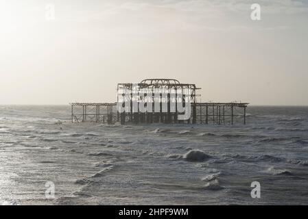 Brighton & Hove, East Sussex. 21st. Februar 2022. Wetter in Großbritannien. Sturm Franklin, der dritte benannte Sturm in einer Woche, bringt starke Winde an die Südküste, hier bei Ebbe abgebildet. Das Met Office hat eine gelbe Warnung wegen starker Winde ausgegeben. Stockfoto