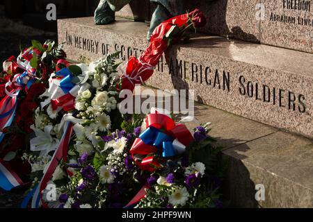 Edinburgh, Großbritannien, 21st. Februar 2022. Am 2022. Tag von PresidentsÕ (21st. Februar) wurden Kränze am Fuße der kürzlich restaurierten Abraham Lincoln-Statue und des Kriegsdenkmals auf dem Friedhof des Old Calton-Friedhofs gelegt. Die neue jährliche Tradition wurde von der White House Historical Association initiiert, einer überparteilichen, gemeinnützigen Organisation, die sich der Erhaltung, dem Schutz und dem Zugang zur Geschichte des Weißen Hauses widmet. In Edinburgh, Schottland, 21. Februar 2022. Foto: Jeremy Sutton-Hibbert/Alamy Live News. Der US-Generalkonsul Jack Hillmeyer legte im Namen des Vereins und des US-amerikanischen Staates einen Kranz nieder Stockfoto