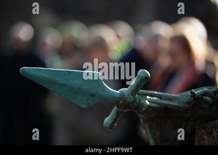 Edinburgh, Großbritannien, 21st. Februar 2022. Am 2022. Tag von PresidentsÕ (21st. Februar) wurden Kränze am Fuße der kürzlich restaurierten Abraham Lincoln-Statue und des Kriegsdenkmals auf dem Friedhof des Old Calton-Friedhofs gelegt. Die neue jährliche Tradition wurde von der White House Historical Association initiiert, einer überparteilichen, gemeinnützigen Organisation, die sich der Erhaltung, dem Schutz und dem Zugang zur Geschichte des Weißen Hauses widmet. In Edinburgh, Schottland, 21. Februar 2022. Foto: Jeremy Sutton-Hibbert/Alamy Live News. Der US-Generalkonsul Jack Hillmeyer legte im Namen des Vereins und des US-amerikanischen Staates einen Kranz nieder Stockfoto