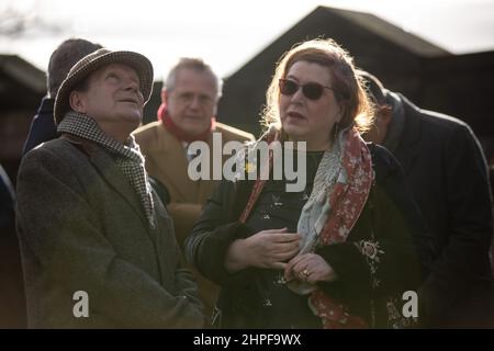 Edinburgh, Großbritannien, 21st. Februar 2022. Stadträtin Amy McNeese Mechan im Gespräch mit Professor Joe Goldblatt - am 2022. PresidentsÕ-Tag (21st. Februar) wurden Kränze am Fuße der kürzlich restaurierten Abraham Lincoln-Statue und des Kriegerdenkmals auf dem Friedhof des Old Calton-Friedhofs gelegt. Die neue jährliche Tradition wurde von der White House Historical Association initiiert, einer überparteilichen, gemeinnützigen Organisation, die sich der Erhaltung, dem Schutz und dem Zugang zur Geschichte des Weißen Hauses widmet. In Edinburgh, Schottland, 21. Februar 2022. Foto: Jeremy Sutton-Hibbert/Alamy Live News. US Co Stockfoto