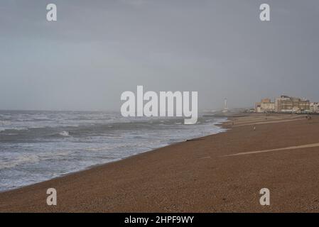 Brighton & Hove, East Sussex. 21st. Februar 2022. Wetter in Großbritannien. Sturm Franklin, der dritte benannte Sturm in einer Woche, bringt starke Winde an die Südküste, hier bei Ebbe abgebildet. Das Met Office hat eine gelbe Warnung wegen starker Winde ausgegeben. Stockfoto