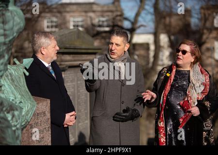 Edinburgh, Großbritannien, 21st. Februar 2022. Am 2022. Tag von PresidentsÕ (21st. Februar) wurden Kränze am Fuße der kürzlich restaurierten Abraham Lincoln-Statue und des Kriegsdenkmals auf dem Friedhof des Old Calton-Friedhofs gelegt. Die neue jährliche Tradition wurde von der White House Historical Association initiiert, einer überparteilichen, gemeinnützigen Organisation, die sich der Erhaltung, dem Schutz und dem Zugang zur Geschichte des Weißen Hauses widmet. In Edinburgh, Schottland, 21. Februar 2022. Foto: Jeremy Sutton-Hibbert/Alamy Live News. US-Generalkonsul Jack Hillmeyer (Mitte) legte im Namen des Vereins einen Kranz nieder und Stockfoto