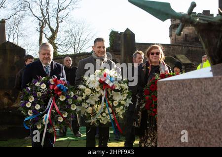 Edinburgh, Großbritannien, 21st. Februar 2022. Am 2022. Tag von PresidentsÕ (21st. Februar) wurden Kränze am Fuße der kürzlich restaurierten Abraham Lincoln-Statue und des Kriegsdenkmals auf dem Friedhof des Old Calton-Friedhofs gelegt. Die neue jährliche Tradition wurde von der White House Historical Association initiiert, einer überparteilichen, gemeinnützigen Organisation, die sich der Erhaltung, dem Schutz und dem Zugang zur Geschichte des Weißen Hauses widmet. In Edinburgh, Schottland, 21. Februar 2022. Foto: Jeremy Sutton-Hibbert/Alamy Live News. US-Generalkonsul Jack Hillmeyer (Mitte) legte im Namen des Vereins einen Kranz nieder und Stockfoto