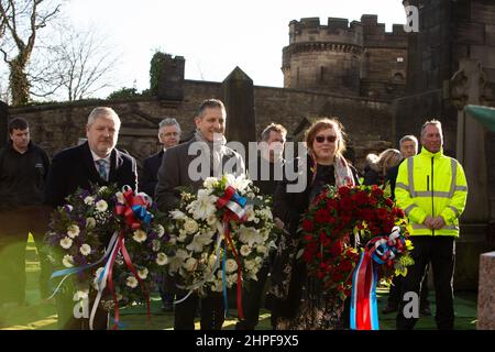 Edinburgh, Großbritannien, 21st. Februar 2022. Am 2022. Tag von PresidentsÕ (21st. Februar) wurden Kränze am Fuße der kürzlich restaurierten Abraham Lincoln-Statue und des Kriegsdenkmals auf dem Friedhof des Old Calton-Friedhofs gelegt. Die neue jährliche Tradition wurde von der White House Historical Association initiiert, einer überparteilichen, gemeinnützigen Organisation, die sich der Erhaltung, dem Schutz und dem Zugang zur Geschichte des Weißen Hauses widmet. In Edinburgh, Schottland, 21. Februar 2022. Foto: Jeremy Sutton-Hibbert/Alamy Live News. US-Generalkonsul Jack Hillmeyer (Mitte) legte im Namen des Vereins einen Kranz nieder und Stockfoto