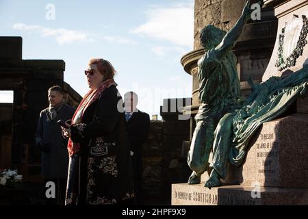 Edinburgh, Großbritannien, 21st. Februar 2022. Am 2022. Tag von PresidentsÕ (21st. Februar) wurden Kränze am Fuße der kürzlich restaurierten Abraham Lincoln-Statue und des Kriegsdenkmals auf dem Friedhof des Old Calton-Friedhofs gelegt. Die neue jährliche Tradition wurde von der White House Historical Association initiiert, einer überparteilichen, gemeinnützigen Organisation, die sich der Erhaltung, dem Schutz und dem Zugang zur Geschichte des Weißen Hauses widmet. In Edinburgh, Schottland, 21. Februar 2022. Foto: Jeremy Sutton-Hibbert/Alamy Live News. Der US-Generalkonsul Jack Hillmeyer legte im Namen des Vereins und des US-amerikanischen Staates einen Kranz nieder Stockfoto