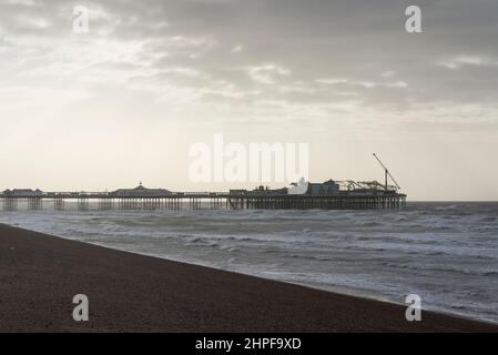 Brighton & Hove, East Sussex. 21st. Februar 2022. Wetter in Großbritannien. Sturm Franklin, der dritte benannte Sturm in einer Woche, bringt starke Winde an die Südküste, hier bei Ebbe abgebildet. Das Met Office hat eine gelbe Warnung wegen starker Winde ausgegeben. Stockfoto