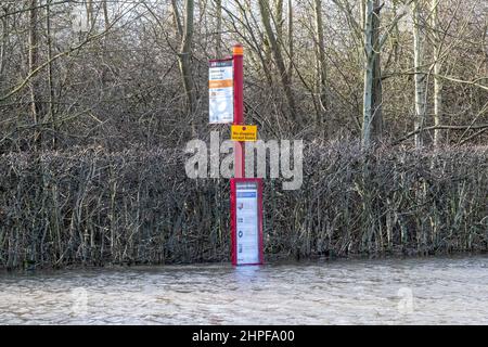 Allerton Bywater, Großbritannien. 21st. Februar 2022. Eine Bushaltestelle in der Stadt Allerton Bywater ist überflutet, da der Fluss am Wochenende in Allerton Bywater, Großbritannien, nach dem widrigen Wetter vom Sturm Franklin am 2/21/2022 in seine Ufer geplatzt ist. (Foto von James Heaton/News Images/Sipa USA) Quelle: SIPA USA/Alamy Live News Stockfoto