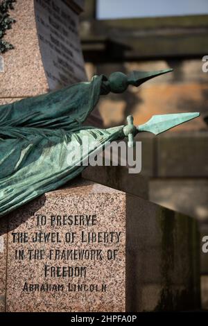 Edinburgh, Großbritannien, 21st. Februar 2022. Am 2022. Tag von PresidentsÕ (21st. Februar) wurden Kränze am Fuße der kürzlich restaurierten Abraham Lincoln-Statue und des Kriegsdenkmals auf dem Friedhof des Old Calton-Friedhofs gelegt. Die neue jährliche Tradition wurde von der White House Historical Association initiiert, einer überparteilichen, gemeinnützigen Organisation, die sich der Erhaltung, dem Schutz und dem Zugang zur Geschichte des Weißen Hauses widmet. In Edinburgh, Schottland, 21. Februar 2022. Foto: Jeremy Sutton-Hibbert/Alamy Live News. Der US-Generalkonsul Jack Hillmeyer legte im Namen des Vereins und des US-amerikanischen Staates einen Kranz nieder Stockfoto