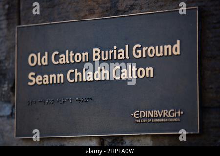 Edinburgh, Großbritannien, 21st. Februar 2022. Am 2022. Tag von PresidentsÕ (21st. Februar) wurden Kränze am Fuße der kürzlich restaurierten Abraham Lincoln-Statue und des Kriegsdenkmals auf dem Friedhof des Old Calton-Friedhofs gelegt. Die neue jährliche Tradition wurde von der White House Historical Association initiiert, einer überparteilichen, gemeinnützigen Organisation, die sich der Erhaltung, dem Schutz und dem Zugang zur Geschichte des Weißen Hauses widmet. In Edinburgh, Schottland, 21. Februar 2022. Foto: Jeremy Sutton-Hibbert/Alamy Live News. Der US-Generalkonsul Jack Hillmeyer legte im Namen des Vereins und des US-amerikanischen Staates einen Kranz nieder Stockfoto