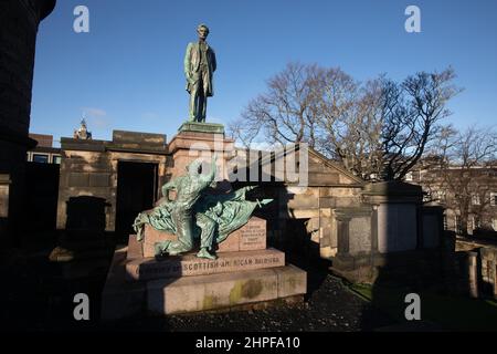 Edinburgh, Großbritannien, 21st. Februar 2022. Am 2022. Tag von PresidentsÕ (21st. Februar) wurden Kränze am Fuße der kürzlich restaurierten Abraham Lincoln-Statue und des Kriegsdenkmals auf dem Friedhof des Old Calton-Friedhofs gelegt. Die neue jährliche Tradition wurde von der White House Historical Association initiiert, einer überparteilichen, gemeinnützigen Organisation, die sich der Erhaltung, dem Schutz und dem Zugang zur Geschichte des Weißen Hauses widmet. In Edinburgh, Schottland, 21. Februar 2022. Foto: Jeremy Sutton-Hibbert/Alamy Live News. Der US-Generalkonsul Jack Hillmeyer legte im Namen des Vereins und des US-amerikanischen Staates einen Kranz nieder Stockfoto