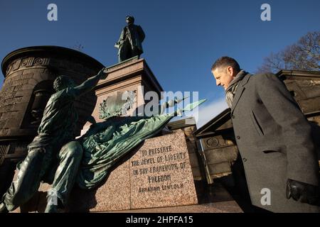 Edinburgh, Großbritannien, 21st. Februar 2022. Am 2022. Tag von PresidentsÕ (21st. Februar) wurden Kränze am Fuße der kürzlich restaurierten Abraham Lincoln-Statue und des Kriegsdenkmals auf dem Friedhof des Old Calton-Friedhofs gelegt. Die neue jährliche Tradition wurde von der White House Historical Association initiiert, einer überparteilichen, gemeinnützigen Organisation, die sich der Erhaltung, dem Schutz und dem Zugang zur Geschichte des Weißen Hauses widmet. In Edinburgh, Schottland, 21. Februar 2022. Foto: Jeremy Sutton-Hibbert/Alamy Live News. Der US-Generalkonsul Jack Hillmeyer (im Bild) legte im Namen des Vereins und einen Kranz nieder Stockfoto