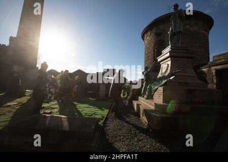 Edinburgh, Großbritannien, 21st. Februar 2022. Am 2022. Tag von PresidentsÕ (21st. Februar) wurden Kränze am Fuße der kürzlich restaurierten Abraham Lincoln-Statue und des Kriegsdenkmals auf dem Friedhof des Old Calton-Friedhofs gelegt. Die neue jährliche Tradition wurde von der White House Historical Association initiiert, einer überparteilichen, gemeinnützigen Organisation, die sich der Erhaltung, dem Schutz und dem Zugang zur Geschichte des Weißen Hauses widmet. In Edinburgh, Schottland, 21. Februar 2022. Foto: Jeremy Sutton-Hibbert/Alamy Live News. Der US-Generalkonsul Jack Hillmeyer legte im Namen des Vereins und des US-amerikanischen Staates einen Kranz nieder Stockfoto