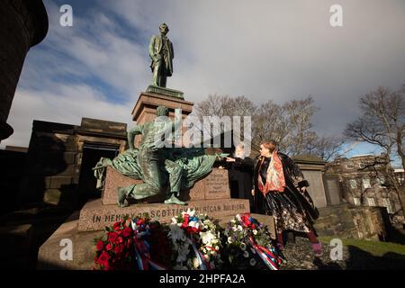 Edinburgh, Großbritannien, 21st. Februar 2022. Am 2022. Tag von PresidentsÕ (21st. Februar) wurden Kränze am Fuße der kürzlich restaurierten Abraham Lincoln-Statue und des Kriegsdenkmals auf dem Friedhof des Old Calton-Friedhofs gelegt. Die neue jährliche Tradition wurde von der White House Historical Association initiiert, einer überparteilichen, gemeinnützigen Organisation, die sich der Erhaltung, dem Schutz und dem Zugang zur Geschichte des Weißen Hauses widmet. In Edinburgh, Schottland, 21. Februar 2022. Foto: Jeremy Sutton-Hibbert/Alamy Live News. Der US-Generalkonsul Jack Hillmeyer legte im Namen des Vereins und des US-amerikanischen Staates einen Kranz nieder Stockfoto