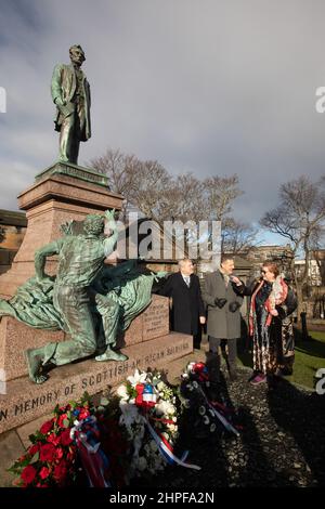 Edinburgh, Großbritannien, 21st. Februar 2022. Am 2022. Tag von PresidentsÕ (21st. Februar) wurden Kränze am Fuße der kürzlich restaurierten Abraham Lincoln-Statue und des Kriegsdenkmals auf dem Friedhof des Old Calton-Friedhofs gelegt. Die neue jährliche Tradition wurde von der White House Historical Association initiiert, einer überparteilichen, gemeinnützigen Organisation, die sich der Erhaltung, dem Schutz und dem Zugang zur Geschichte des Weißen Hauses widmet. In Edinburgh, Schottland, 21. Februar 2022. Foto: Jeremy Sutton-Hibbert/Alamy Live News. US-Generalkonsul Jack Hillmeyer (Mitte) legte im Namen des Vereins einen Kranz nieder und Stockfoto