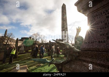 Edinburgh, Großbritannien, 21st. Februar 2022. Am 2022. Tag von PresidentsÕ (21st. Februar) wurden Kränze am Fuße der kürzlich restaurierten Abraham Lincoln-Statue und des Kriegsdenkmals auf dem Friedhof des Old Calton-Friedhofs gelegt. Die neue jährliche Tradition wurde von der White House Historical Association initiiert, einer überparteilichen, gemeinnützigen Organisation, die sich der Erhaltung, dem Schutz und dem Zugang zur Geschichte des Weißen Hauses widmet. In Edinburgh, Schottland, 21. Februar 2022. Foto: Jeremy Sutton-Hibbert/Alamy Live News. Der US-Generalkonsul Jack Hillmeyer legte im Namen des Vereins und des US-amerikanischen Staates einen Kranz nieder Stockfoto