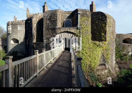 Rückansicht des Schlosses Walmer mit der Holzbrücke über den Mote. Stockfoto