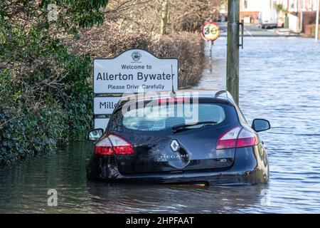 Allerton Bywater, Großbritannien. 21st. Februar 2022. Ein Auto wird in der Stadt Allerton Bywater aufgegeben, als der Fluss Aire am Wochenende vom Sturm Franklin in Allerton Bywater, Großbritannien, nach widrigen Wetterbedingungen am 2/21/2022 seine Ufer platzte. (Foto von James Heaton/News Images/Sipa USA) Quelle: SIPA USA/Alamy Live News Stockfoto