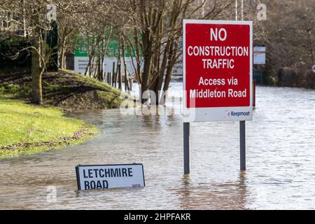 Allerton Bywater, Großbritannien. 21st. Februar 2022. Die Stadt Allerton Bywater überflutet an Orten, als der Fluss Aire seine Ufer nach widrigen Wetter am Wochenende vom Sturm Franklin in Allerton Bywater, Großbritannien am 2/21/2022 platzte. (Foto von James Heaton/News Images/Sipa USA) Quelle: SIPA USA/Alamy Live News Stockfoto