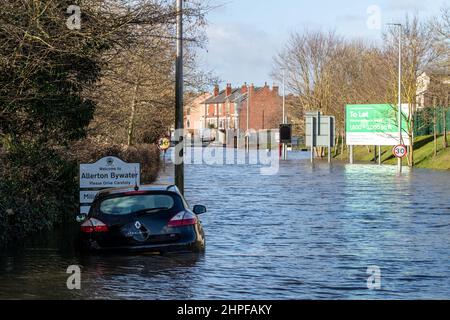 Allerton Bywater, Großbritannien. 21st. Februar 2022. Ein Auto wird in der Stadt Allerton Bywater aufgegeben, als der Fluss Aire am Wochenende vom Sturm Franklin in Allerton Bywater, Großbritannien, nach widrigen Wetterbedingungen am 2/21/2022 seine Ufer platzte. (Foto von James Heaton/News Images/Sipa USA) Quelle: SIPA USA/Alamy Live News Stockfoto