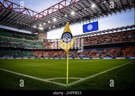 Mailand, Italien. 20. Februar 2022. Die Gesamtansicht zeigt das Stadion Giuseppe Meazza vor dem Fußballspiel der Serie A zwischen dem FC Internazionale und dem US-amerikanischen Sassuolo. Kredit: Nicolò Campo/Alamy Live Nachrichten Stockfoto