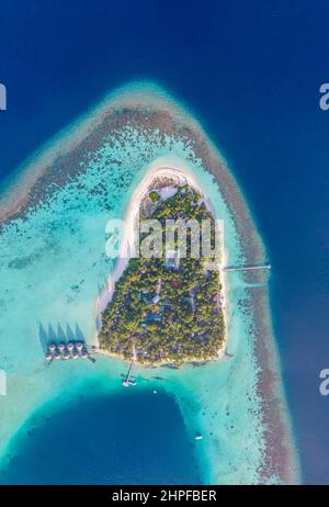 Tropische Insel mit weißem Sandstrand, türkisfarbenem Meerwasser und Korallenriff-Luftaufnahme von oben nach unten von der Drohne. Perfekter Urlaub Urlaubsreise destinatio Stockfoto