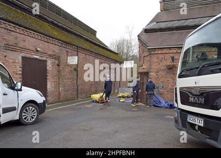 Ironbridge, Telford, Großbritannien. 21st. Februar 2022. Die Mitarbeiter von Ironbridge Interiors bereiten die Hochwasserschutzmaßnahmen vor, da der angrenzende Fluss Severn sich schnell in Richtung ihrer Werkstatt erhebt, die in den letzten zwei Jahren dreimal überflutet wurde. Die übermäßigen Niederschläge der letzten Woche durch Stürme haben dazu geführt, dass der Fluss Severn auf sehr hohe Niveaus ansteigt und die umliegenden Städte und das Land überflutet hat. Der Höhepunkt ist jedoch am Dienstagabend. G.P.Essex, Alamy Live Nachrichten Stockfoto