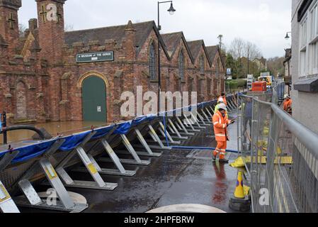 Ironbridge, Telford, Großbritannien. 21st. Februar 2022. Mitarbeiter der Umweltbehörde bereiten die Hochwasserabwehr in der Ironbridge Gorge vor, die an den Fluss Severn angrenzt.die übermäßigen Regenfälle der letzten Woche haben dazu geführt, dass der Fluss Severn sehr hohe Niveaus erreicht hat, die umliegenden Städte und die Landschaft überflutet haben und dass der Höhepunkt am Dienstagabend erwartet wird. G.P.Essex, Alamy Live Nachrichten Stockfoto