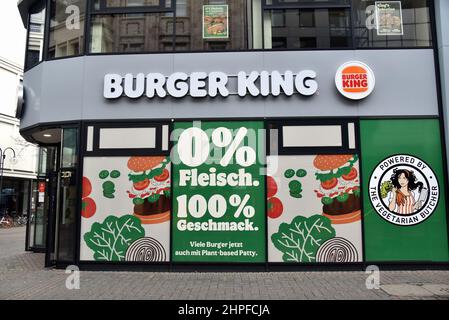 Köln, Deutschland. 17th. Februar 2022. Die Fast-Food-Kette Burger King, die erste komplett vegetarische Filiale. Im zentral gelegenen Restaurant sollen ausschließlich fleischlose Burger und Nuggets verkauft werden.Quelle: Horst Galuschka/dpa/Alamy Live News Stockfoto