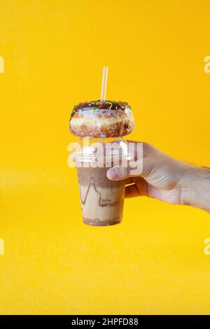 Donut Eisted Latte Shake mit bestreuttem Donut. Stockfoto