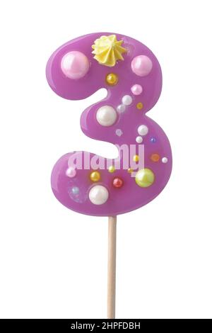 Vorderansicht von lila handgefertigten Nummer drei Lollipop isoliert auf weiß Stockfoto