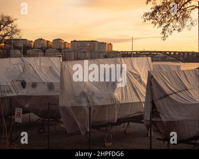 Boote an Land mit Plane bedeckt Stockfoto