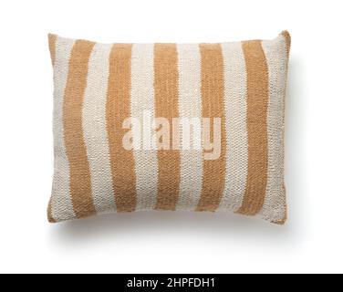 Draufsicht auf handgestricktes gestreiftes Kissen isoliert auf Weiß Stockfoto