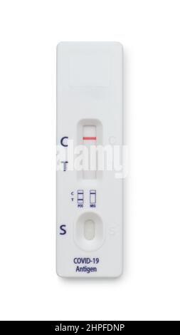 Vorderansicht des schnellen COVID-19-Antigen-Selbsttests mit negativem Ergebnis auf Weiß isoliert Stockfoto