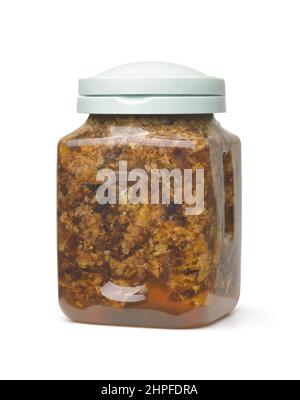 Krug mit Bio-Bienen Kammverschließungen gemischt mit rohem Honig, Propolis und Pollen isoliert auf weiß Stockfoto