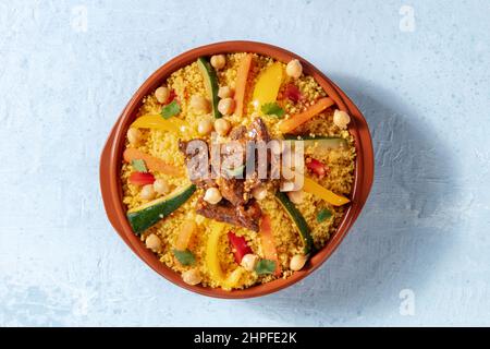 Fleisch- und Gemüsecouscous, traditionelle marokkanische Küche, von oben geschossen, mit Kichererbsen und Koriander Stockfoto