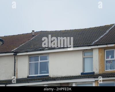 Blackpool, Großbritannien. 21st. Februar 2022. Wetternachrichten. Viele Dachterrassen in Blackpool haben keine Fliesen von den Stürmen, die das Resort in der letzten Woche heimgesucht haben. Quelle: Gary Telford/Alamy Live News Stockfoto