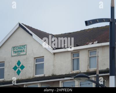 Blackpool, Großbritannien. 21st. Februar 2022. Wetternachrichten. Viele Dachterrassen in Blackpool haben keine Fliesen von den Stürmen, die das Resort in der letzten Woche heimgesucht haben. Quelle: Gary Telford/Alamy Live News Stockfoto