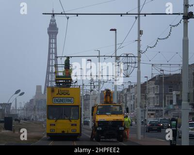 Blackpool, Großbritannien. 21st. Februar 2022. Wetternachrichten. Die Straßenbahn von Blackpool hat die Verkehrsingenieure zur Reparatur der Verkabelung, die durch den Sturm „Franklin“ beschädigt wurde. Quelle: Gary Telford/Alamy Live News Stockfoto